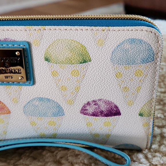 NWT Dooney & Bourke Snow Cone Large Zip Around Wallet/Wristlet ❄️ - Picture 3 of 16